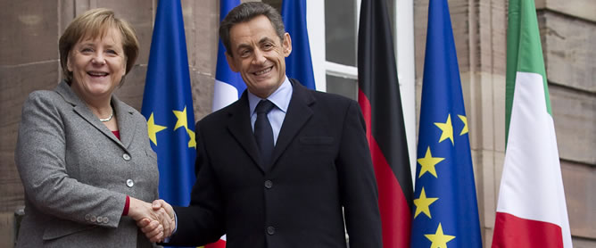 El presidente francés, Nicolas Sarkozy, recibe a la canciller alemana, Angela Merkel, a su llegada a la mini-cumbre a tres bandas con el nuevo primer ministro italiano, Mario Monti, en Estrasburgo (Francia) El presidente francés, Nicolas Sarkozy, recibe a la canciller alemana, Angela Merkel, a su llegada a la mini-cumbre a tres bandas con el nuevo primer ministro italiano, Mario Monti, en Estrasburgo (Francia)
