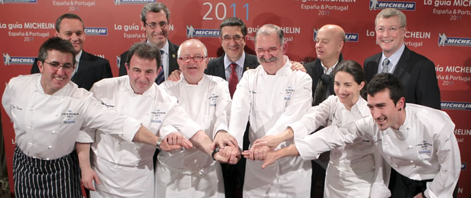 Foto de archivo de la presentación de la Guía Michelin 2011. Rubiato (arriba a la izquierda) junto a Patxi Eceiza, Martín Berasategi, Juan Mari Arzak, Pedro Subijana, Elena Arzak, y Eneko Atxa, Patxi Lopez, Markel Olano, Odón Elorza y Christian Delhayese. Foto de archivo de la presentación de la Guía Michelin 2011. Rubiato (arriba a la izquierda) junto a Patxi Eceiza, Martín Berasategi, Juan Mari Arzak, Pedro Subijana, Elena Arzak, y Eneko Atxa, Patxi Lopez, Markel Olano, Odón Elorza y Christian Delhayese.