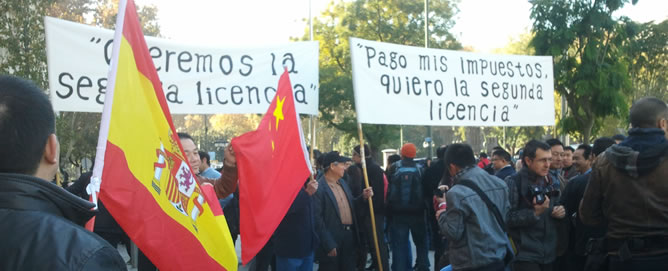 Comerciantes chinos protestan en Madrid por las trabas que les pone el ayuntamiento para obtener la 'Segunda Licencia' que permite la venta de vino y cerveza Comerciantes chinos protestan en Madrid por las trabas que les pone el ayuntamiento para obtener la 'Segunda Licencia' que permite la venta de vino y cerveza