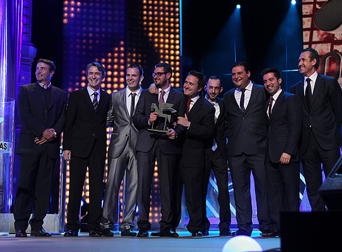 Integrantes de las cadenas de radio junto a Jorge Valdano, colaborador de Prisa Radio y exdirector deportivo del Real Madrid Integrantes de las cadenas de radio junto a Jorge Valdano, colaborador de Prisa Radio y exdirector deportivo del Real Madrid