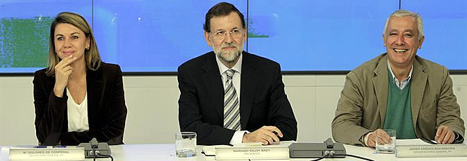 El líder del PP y próximo presidente del Gobierno, Mariano Rajoy, junto a la secretaria general del partido, Dolores de Cospedal, y el presidente del PP de Andalucía, Javier Arenas, durante la reunión que ha mantenido con los presidentes autonómicos de su partido El líder del PP y próximo presidente del Gobierno, Mariano Rajoy, junto a la secretaria general del partido, Dolores de Cospedal, y el presidente del PP de Andalucía, Javier Arenas, durante la reunión que ha mantenido con los presidentes autonómicos de su partido