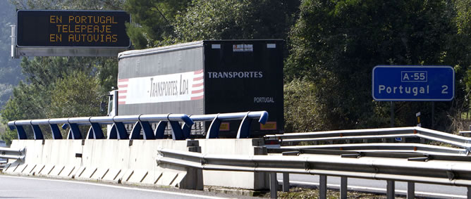 Una señal avisa del inicio del cobro de un peaje en las autovías portuguesas por medio de un dispositivo electrónico Una señal avisa del inicio del cobro de un peaje en las autovías portuguesas por medio de un dispositivo electrónico