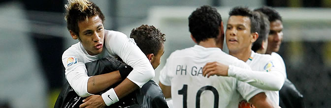 Neymar celebra el triunfo con sus compañeros Neymar celebra el triunfo con sus compañeros