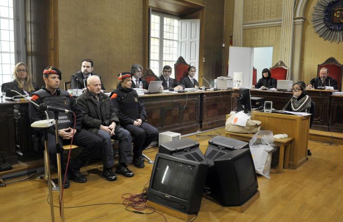 Agentes de los Mossos d'Esquadra custodian durante una de las sesiones del juicio a Pere Puig, el hombre que el 15 de diciembre de 2010, en Olot (Girona), cogió un rifle y en menos de una hora acabó con la vida de su jefe, del hijo de éste y de dos empleados de la Caja de Ahorros del Mediterráneo (CAM). Agentes de los Mossos d'Esquadra custodian durante una de las sesiones del juicio a Pere Puig, el hombre que el 15 de diciembre de 2010, en Olot (Girona), cogió un rifle y en menos de una hora acabó con la vida de su jefe, del hijo de éste y de dos empleados de la Caja de Ahorros del Mediterráneo (CAM).
