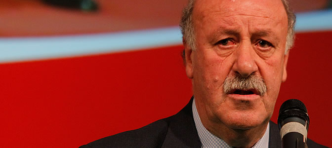 Del Bosque, durante la presentación de la "corbatas solidarias" de Aldeas Infantiles SOS en el Palacio de Cibeles Del Bosque, durante la presentación de la "corbatas solidarias" de Aldeas Infantiles SOS en el Palacio de Cibeles