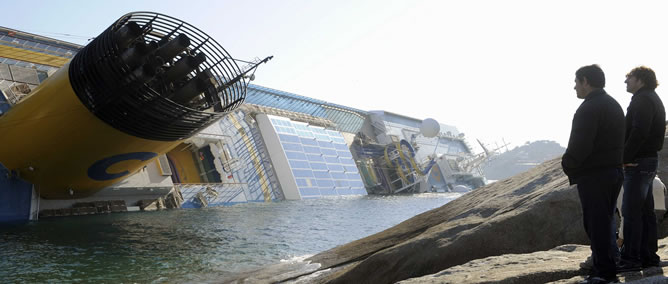 El buque crucero 'Costa Concordia', escorado en la costa de la isla de Giglio El buque crucero 'Costa Concordia', escorado en la costa de la isla de Giglio