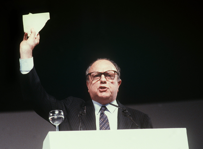 "Ni hay tutelas ni hay tutías". Con esta oración, Manuel Fraga rompía la carta de dimisión de José María Aznar y lo proclamaba como líder nacional del PP (01-04-1990) "Ni hay tutelas ni hay tutías". Con esta oración, Manuel Fraga rompía la carta de dimisión de José María Aznar y lo proclamaba como líder nacional del PP (01-04-1990)