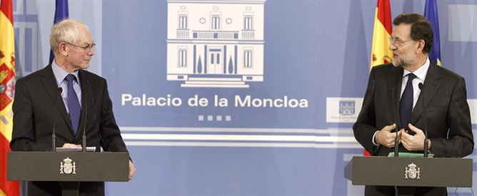 El presidente del Gobierno, Mariano Rajoy, con el presidente del Consejo Europeo, Herman Van Rompuy, durante la comparecencia conjunta ante la prensa tras la reunión que han mantenido este mediodía en el Palacio de La Moncloa El presidente del Gobierno, Mariano Rajoy, con el presidente del Consejo Europeo, Herman Van Rompuy, durante la comparecencia conjunta ante la prensa tras la reunión que han mantenido este mediodía en el Palacio de La Moncloa