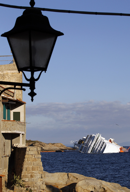 Vista del crucero Costa Concordia desde la isla italiana de Gigli, donde se encuentra encallado Vista del crucero Costa Concordia desde la isla italiana de Gigli, donde se encuentra encallado
