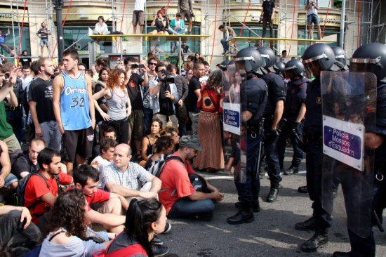 Mossos d'Esquadra e "indignados" en la Plaza Cataluña de Barcelona, el 27 de mayo de 2011 Mossos d'Esquadra e "indignados" en la Plaza Cataluña de Barcelona, el 27 de mayo de 2011