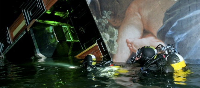 Los submarinistas continúan buscando desaparecidos en el interior del 'Costa Concordia' Los submarinistas continúan buscando desaparecidos en el interior del 'Costa Concordia'