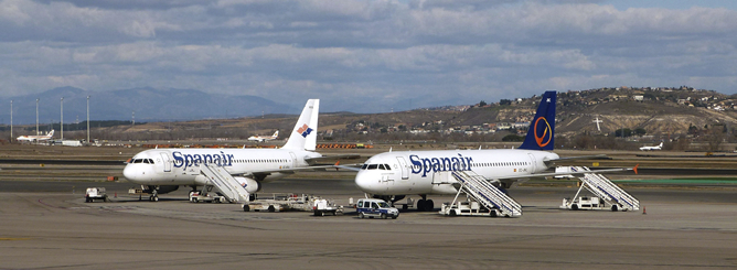 Dos aviones de Spanair, estacionados en la pista del aeropuerto de Barajas Dos aviones de Spanair, estacionados en la pista del aeropuerto de Barajas