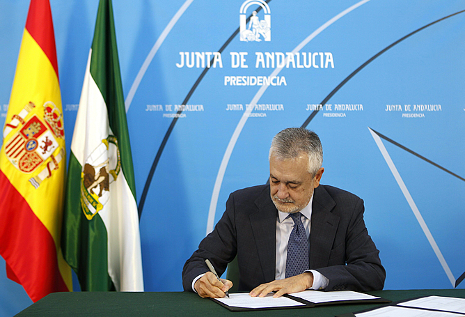 José Antonio Griñán firma el decreto de convocatoria de elecciones en Andalucía José Antonio Griñán firma el decreto de convocatoria de elecciones en Andalucía