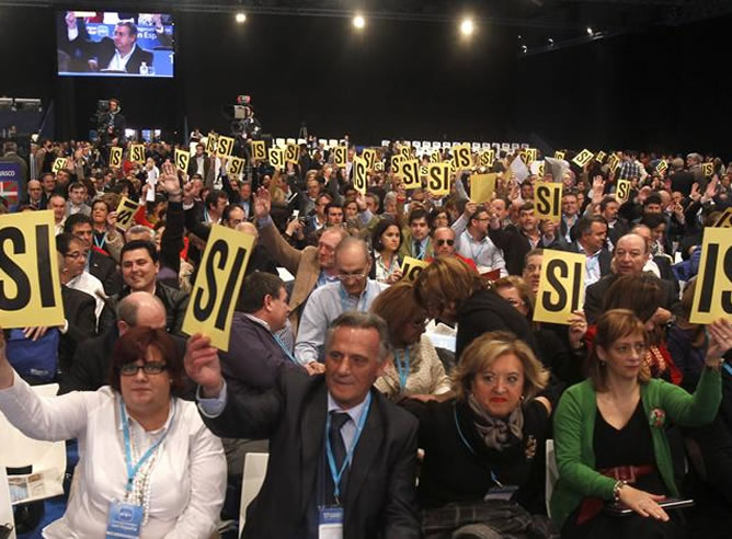 Una de las votaciones durante la segunda jornada del XVII Congreso del PP que celebra este fin de semana en Sevilla Una de las votaciones durante la segunda jornada del XVII Congreso del PP que celebra este fin de semana en Sevilla
