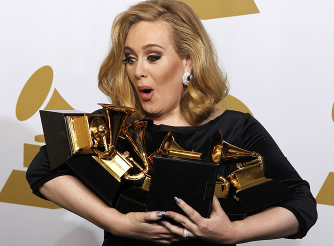 La cantante de soul Adele consigue seis premios Grammy en una edición marcada por la muerte de Whitney Houston. REUTERS La cantante de soul Adele consigue seis premios Grammy en una edición marcada por la muerte de Whitney Houston. REUTERS