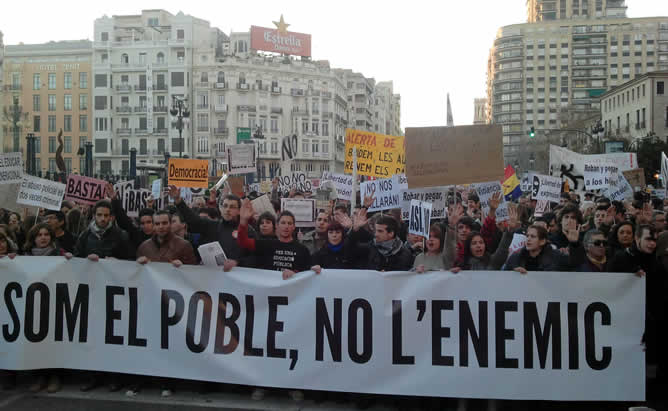 Miles de personas se están manifestando en la tarde de este miércoles contra los recortes educativos y la actuación policial, tras las últimas protestas estudiantiles llevadas a cabo en Valencia, que se han saldado con unos 40 detenidos, tras una pancarta portada por jóvenes con el lema ''Som el poble, no l''enemic'' (Somos el pueblo no el enemigo), en presencia de tres furgones de la Policía y con un helicóptero sobrevolando la zona. Miles de personas se están manifestando en la tarde de este miércoles contra los recortes educativos y la actuación policial, tras las últimas protestas estudiantiles llevadas a cabo en Valencia, que se han saldado con unos 40 detenidos, tras una pancarta portada por jóvenes con el lema ''Som el poble, no l''enemic'' (Somos el pueblo no el enemigo), en presencia de tres furgones de la Policía y con un helicóptero sobrevolando la zona.