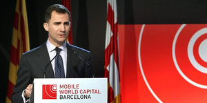 El príncipe Felipe a su llegada a la sala de actos, donde ha participado este lunes en la inauguración del Congreso Mundial de Móviles que, hasta el próximo jueves, convierte a Barcelona en la capital mundial de la telefonía El príncipe Felipe a su llegada a la sala de actos, donde ha participado este lunes en la inauguración del Congreso Mundial de Móviles que, hasta el próximo jueves, convierte a Barcelona en la capital mundial de la telefonía