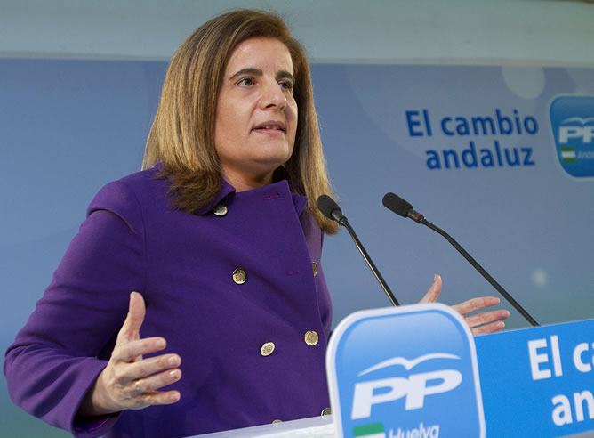 La ministra de Empleo y Seguridad Social, Fátima Báñez, durante su intervención en el Foro de la Mujer organizado por el PP de Huelva, esta noche en un conocido hotel onubense La ministra de Empleo y Seguridad Social, Fátima Báñez, durante su intervención en el Foro de la Mujer organizado por el PP de Huelva, esta noche en un conocido hotel onubense