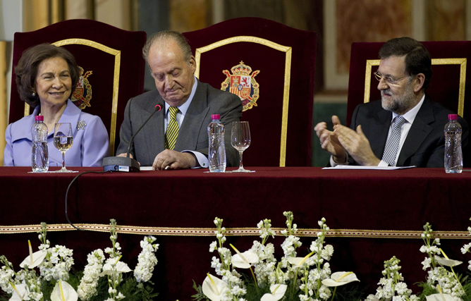 Mariano Rajoy aplaude al rey Juan Carlos durante el bicentenario de la Constitución de 1812 Mariano Rajoy aplaude al rey Juan Carlos durante el bicentenario de la Constitución de 1812