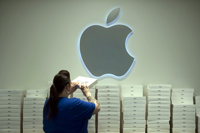 Una empleada de Apple coloca cajas del nuevo iPad en una tienda de San Francisco Una empleada de Apple coloca cajas del nuevo iPad en una tienda de San Francisco