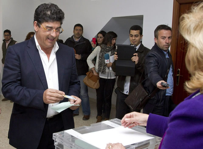 El coordinador general de IULV-CA y candidato a la Presidencia de la Junta de Andalucía, Diego Valderas, vota en un colegio electoral de Bollullos Par del Condado (Huelva) El coordinador general de IULV-CA y candidato a la Presidencia de la Junta de Andalucía, Diego Valderas, vota en un colegio electoral de Bollullos Par del Condado (Huelva)