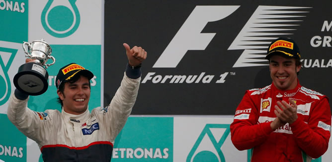 El piloto mexicano Sergio Pérez celebra el segundo puesto en el GP de Malasia El piloto mexicano Sergio Pérez celebra el segundo puesto en el GP de Malasia
