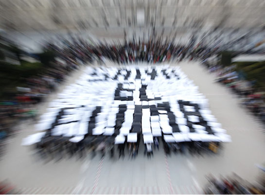 FOTOGALERIA: Mosaico humano en movimiento creando el lema 'Salva el Clima' en una plaza de Madrid FOTOGALERIA: Mosaico humano en movimiento creando el lema 'Salva el Clima' en una plaza de Madrid