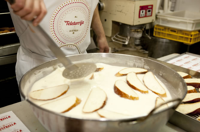 Roberto Martín, elaborando torrijas para 'Teletorrija' Roberto Martín, elaborando torrijas para 'Teletorrija'