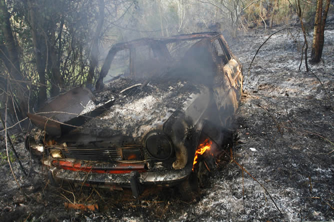 Un coche calcinado en el incendio forestal de las Fragas do Eume Un coche calcinado en el incendio forestal de las Fragas do Eume