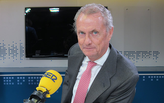El ministro de Defensa, Pedro Morenés, en los estudios de la Cadena SER El ministro de Defensa, Pedro Morenés, en los estudios de la Cadena SER