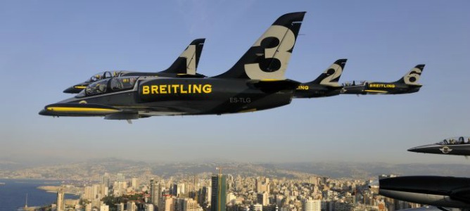Campaña de la firma de relojes relacionada con los equipos de vuelo acrobáticos Campaña de la firma de relojes relacionada con los equipos de vuelo acrobáticos