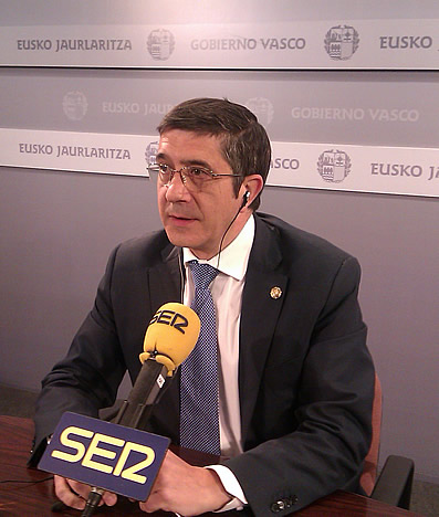 El lehendakari Patxi López asegura sobre el viaje del rey a Botsuana a cazar elefantes que "es una de las cosas que la ciudadanía no entiende" El lehendakari Patxi López asegura sobre el viaje del rey a Botsuana a cazar elefantes que "es una de las cosas que la ciudadanía no entiende"