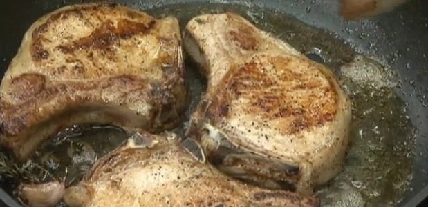 Chuleta de cerdo con salsa de queso Chuleta de cerdo con salsa de queso