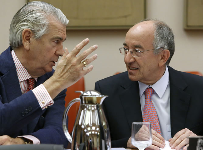 El gobernador del Banco de España, Miguel Ángel Fernández Ordóñez, conversa con el diputado del PP Santiago Lanzuela en la Comisión de Presupuestos del Congreso de los Diputados El gobernador del Banco de España, Miguel Ángel Fernández Ordóñez, conversa con el diputado del PP Santiago Lanzuela en la Comisión de Presupuestos del Congreso de los Diputados