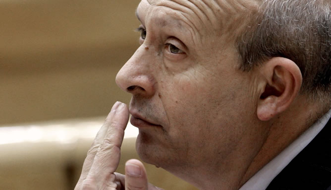 Wert escucha desde su escaño las intervenciones en el Senado Wert escucha desde su escaño las intervenciones en el Senado