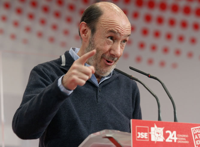 El secretario general del PSOE, Alfredo Pérez Rubalcaba, durante su intervención en la clausura del 24 Congreso de las Juventudes Socialistas El secretario general del PSOE, Alfredo Pérez Rubalcaba, durante su intervención en la clausura del 24 Congreso de las Juventudes Socialistas