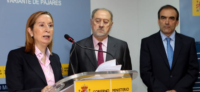 Ana Pastor, durante su intervención tras visitar dos de mayo las obras del Ave entre León y Asturias Ana Pastor, durante su intervención tras visitar dos de mayo las obras del Ave entre León y Asturias
