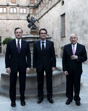 El presidente del BCE, Mario Draghi, junto al presidente de la Generalitat catalana, Artur Mas, y el gobernador del Banco de España, Miguel Ángel Fernández Ordóñez El presidente del BCE, Mario Draghi, junto al presidente de la Generalitat catalana, Artur Mas, y el gobernador del Banco de España, Miguel Ángel Fernández Ordóñez