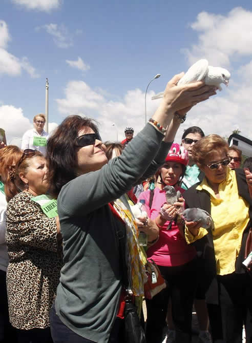 Ruth Ortiz suelta una paloma en la puerta del Centro Penitenciario de Alcolea donde está José Bretón, el padre de los menores", acto con el que ha concluido una marcha para pedir la libertad de los niños Ruth Ortiz suelta una paloma en la puerta del Centro Penitenciario de Alcolea donde está José Bretón, el padre de los menores", acto con el que ha concluido una marcha para pedir la libertad de los niños