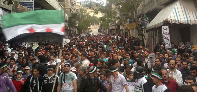 Manifestantes protestando contra el presidente sirio, Bashar al Assad, después de los rezos del viernes en Zabadani, cerca de Damasco Manifestantes protestando contra el presidente sirio, Bashar al Assad, después de los rezos del viernes en Zabadani, cerca de Damasco