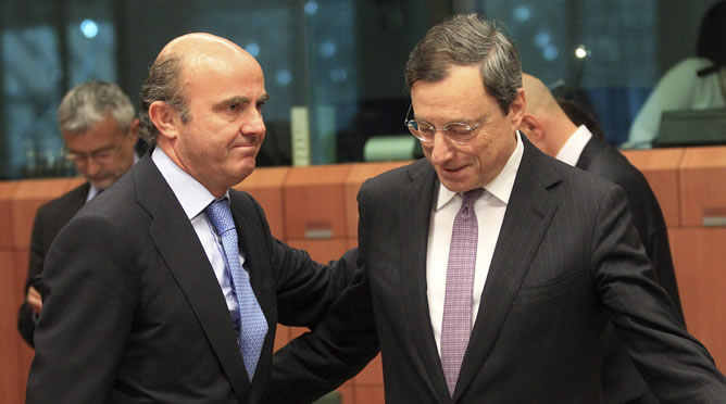 Guindos saluda al presidente del Banco Central Europeo, Mario Draghi Guindos saluda al presidente del Banco Central Europeo, Mario Draghi