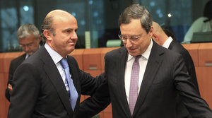 Guindos saluda al presidente del Banco Central Europeo, Mario Draghi Guindos saluda al presidente del Banco Central Europeo, Mario Draghi