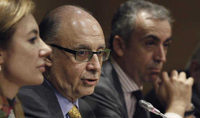 El ministro de Hacienda, Cristóbal Montoro, junto a la secretaria de Estado de Presupuestos, Marta Fernández El ministro de Hacienda, Cristóbal Montoro, junto a la secretaria de Estado de Presupuestos, Marta Fernández