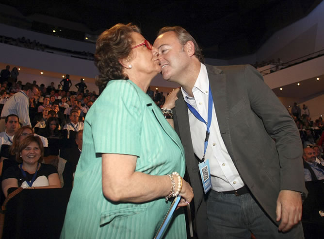 El president de la Generalitat, Alberto Fabra, quien se presenta a la reelección como presidente del PPCV, saluda a la alcaldesa de Valencia, Rita Barberá, durante el XIII Congreso del partido que hoy ha comenzado en Alicante. El president de la Generalitat, Alberto Fabra, quien se presenta a la reelección como presidente del PPCV, saluda a la alcaldesa de Valencia, Rita Barberá, durante el XIII Congreso del partido que hoy ha comenzado en Alicante.