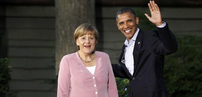 Barack Obama recibe a Angela Merkel a su llegada a la cumbre del G8 en Camp David Barack Obama recibe a Angela Merkel a su llegada a la cumbre del G8 en Camp David