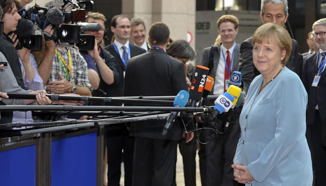 Merkel, a su llegada a la reunión informal de los líderes de la UE Merkel, a su llegada a la reunión informal de los líderes de la UE