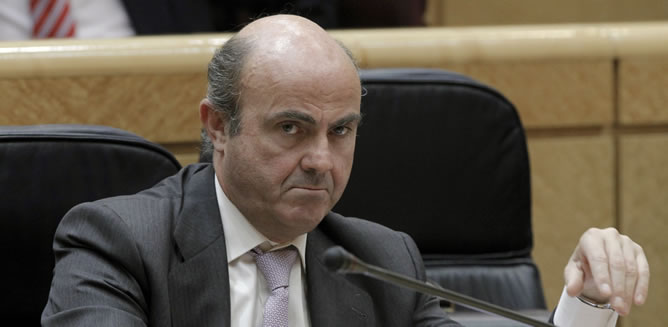 El ministro de Economía, Luis De Guindos, en un debate de la sesión del control al Gobierno en el pleno del Senado El ministro de Economía, Luis De Guindos, en un debate de la sesión del control al Gobierno en el pleno del Senado
