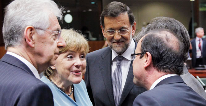 La canciller alemana, Angela Merkel, y el presidente francés, François Hollande, se saludan en presencia del jefe del Ejecutivo español, Mariano Rajoy La canciller alemana, Angela Merkel, y el presidente francés, François Hollande, se saludan en presencia del jefe del Ejecutivo español, Mariano Rajoy