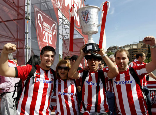 FOTOGALERIA: Aficionados del Athletic Club, en la inauguración de la 'Athletic Hiria', zona instalada en el Puente del Rey de Madrid FOTOGALERIA: Aficionados del Athletic Club, en la inauguración de la 'Athletic Hiria', zona instalada en el Puente del Rey de Madrid