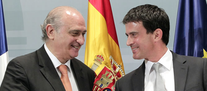 El ministro del Interior, Jorge Fernández Díaz, saluda a su homólogo francés, Manuel Valls, al inicio de una rueda de prensa El ministro del Interior, Jorge Fernández Díaz, saluda a su homólogo francés, Manuel Valls, al inicio de una rueda de prensa
